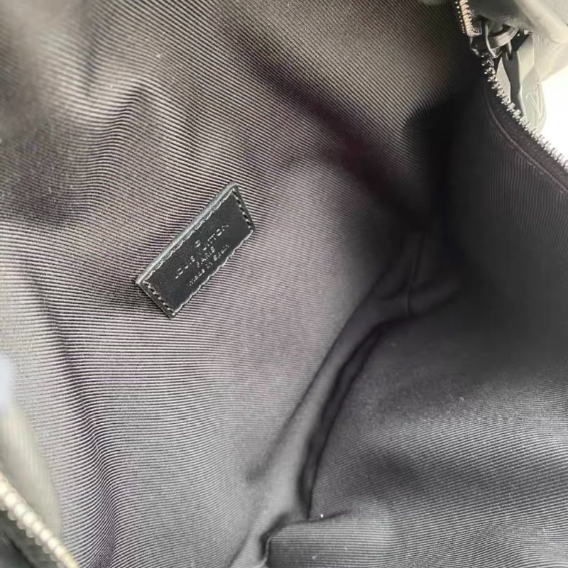 Lv Discovery 全皮壓紋黑色牛皮胸包 99新配件齊全-8