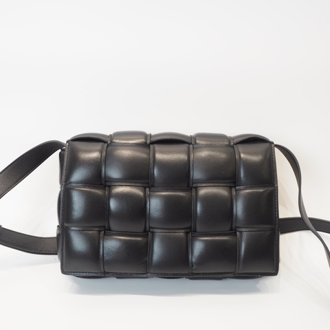 BV黑羊皮Casselle15格大編織枕頭包