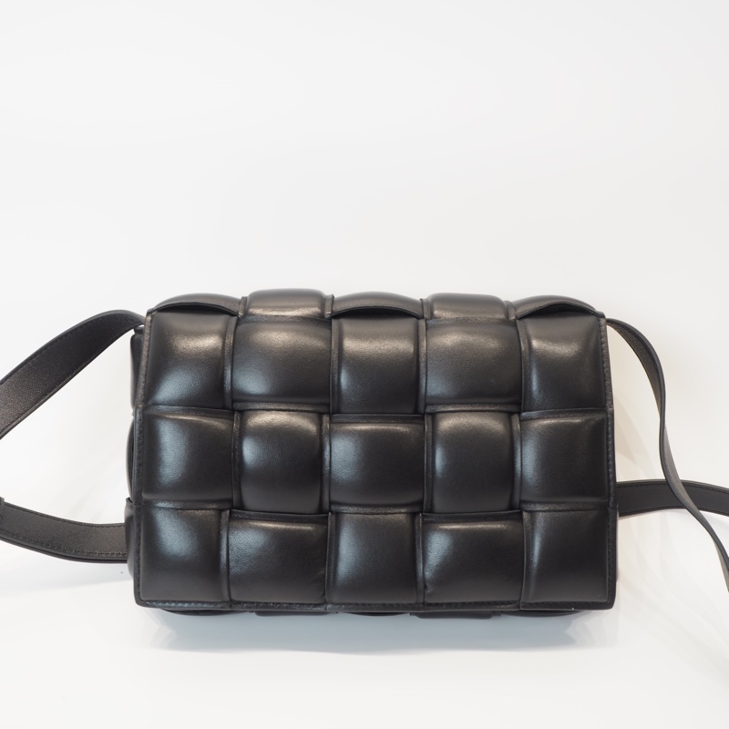 BV黑羊皮Casselle15格大編織枕頭包-0