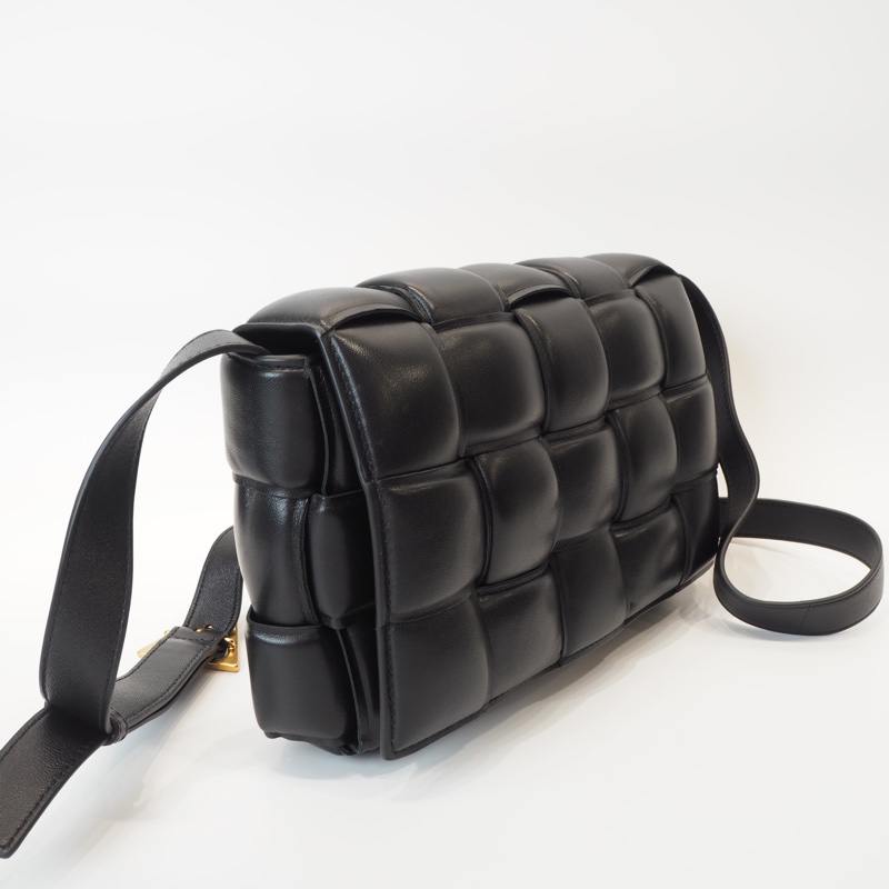 BV黑羊皮Casselle15格大編織枕頭包-1