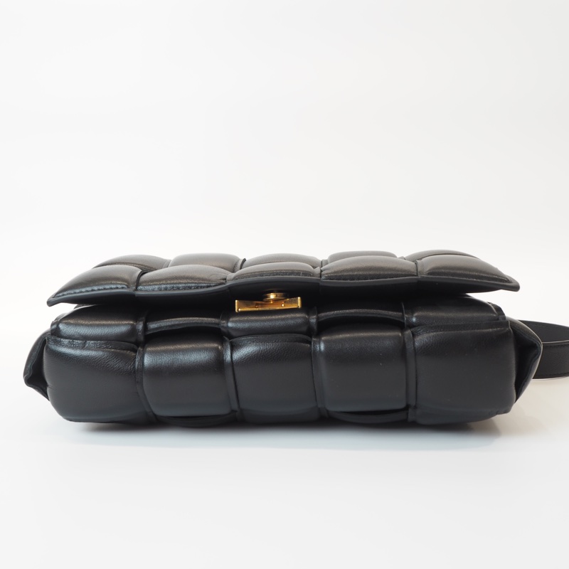 BV黑羊皮Casselle15格大編織枕頭包-2