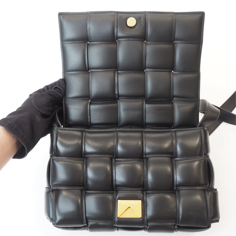 BV黑羊皮Casselle15格大編織枕頭包-3