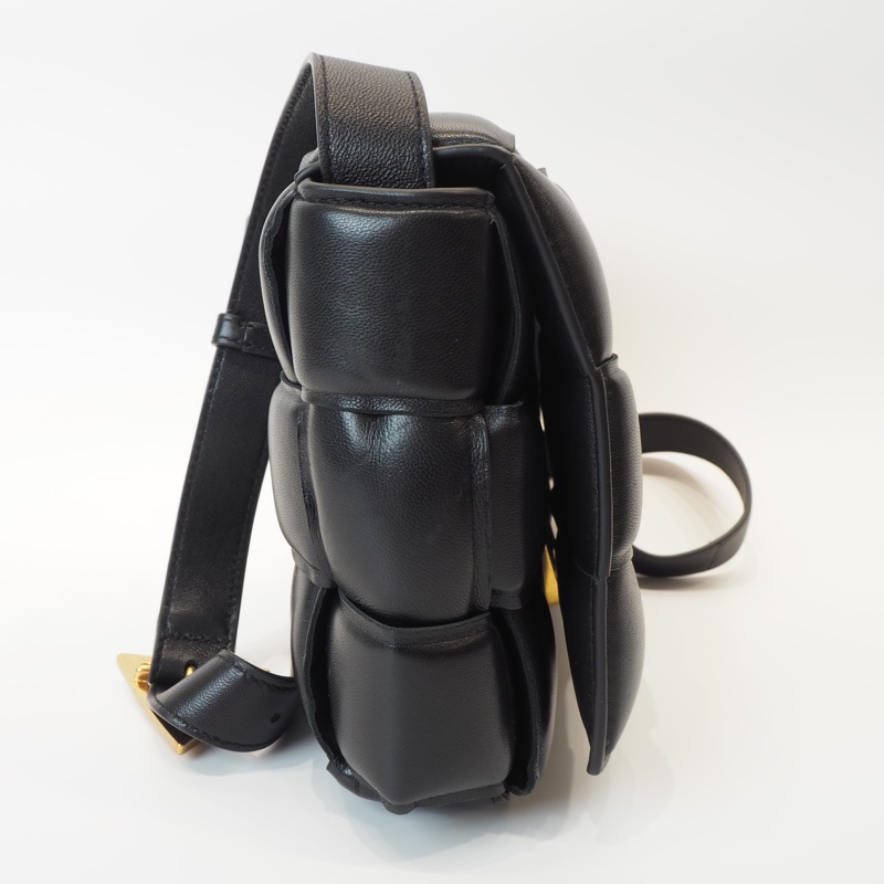 BV黑羊皮Casselle15格大編織枕頭包-6