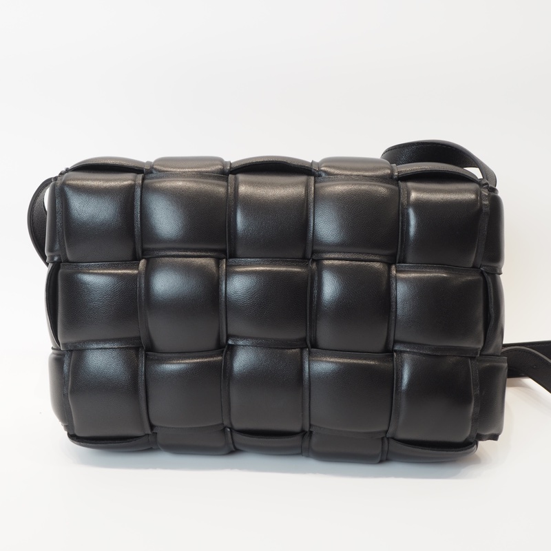 BV黑羊皮Casselle15格大編織枕頭包-7