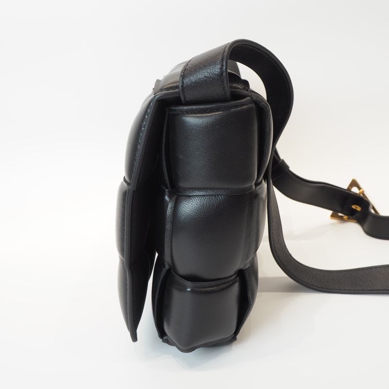 BV黑羊皮Casselle15格大編織枕頭包-8