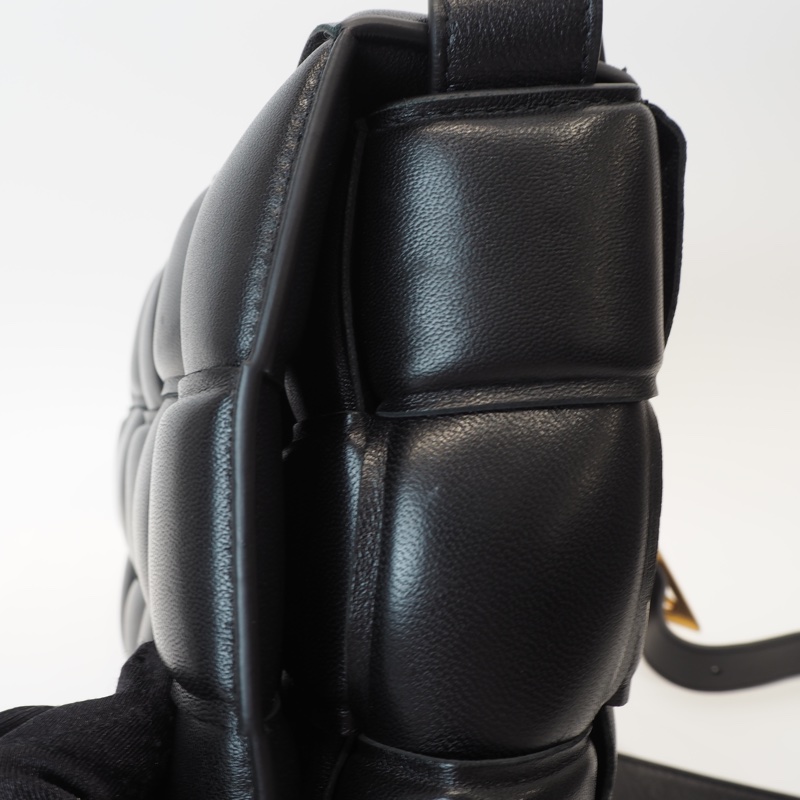 BV黑羊皮Casselle15格大編織枕頭包-9