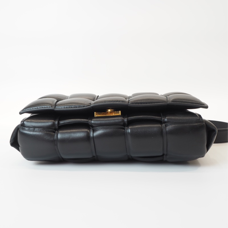 BV黑羊皮Casselle15格大編織枕頭包-10