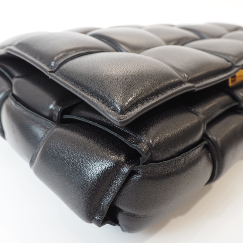 BV黑羊皮Casselle15格大編織枕頭包-11