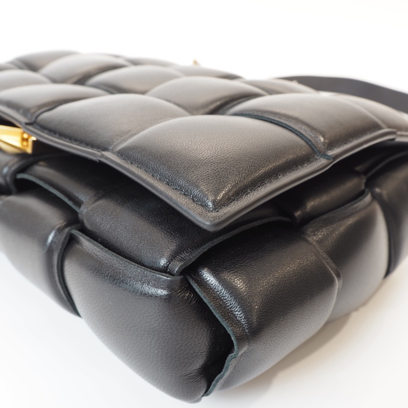 BV黑羊皮Casselle15格大編織枕頭包-12