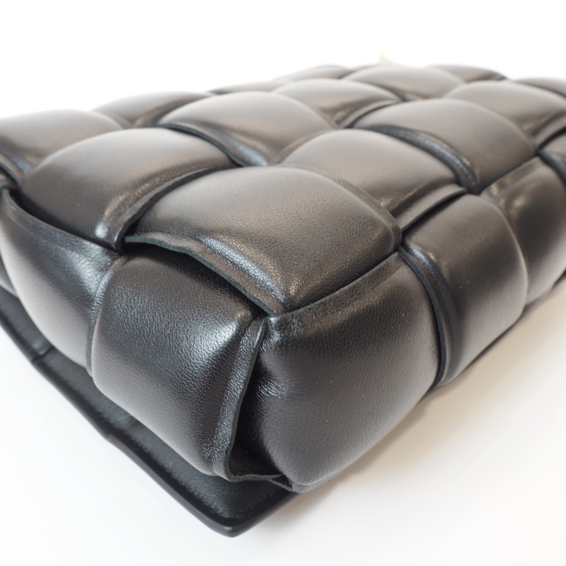 BV黑羊皮Casselle15格大編織枕頭包-13