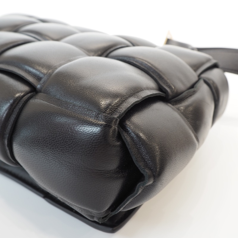 BV黑羊皮Casselle15格大編織枕頭包-14