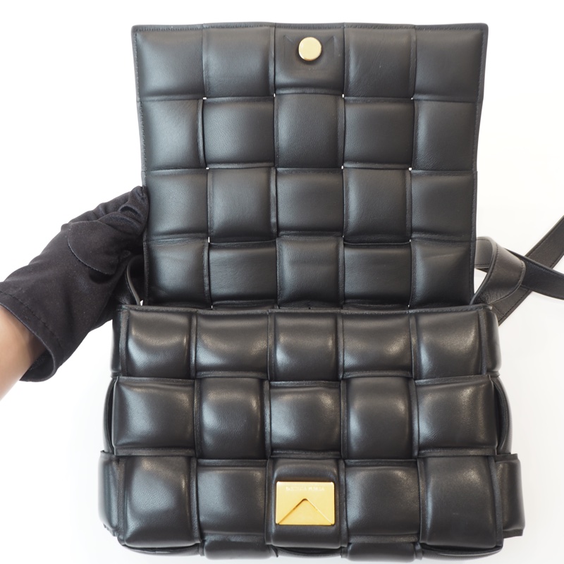 BV黑羊皮Casselle15格大編織枕頭包-15