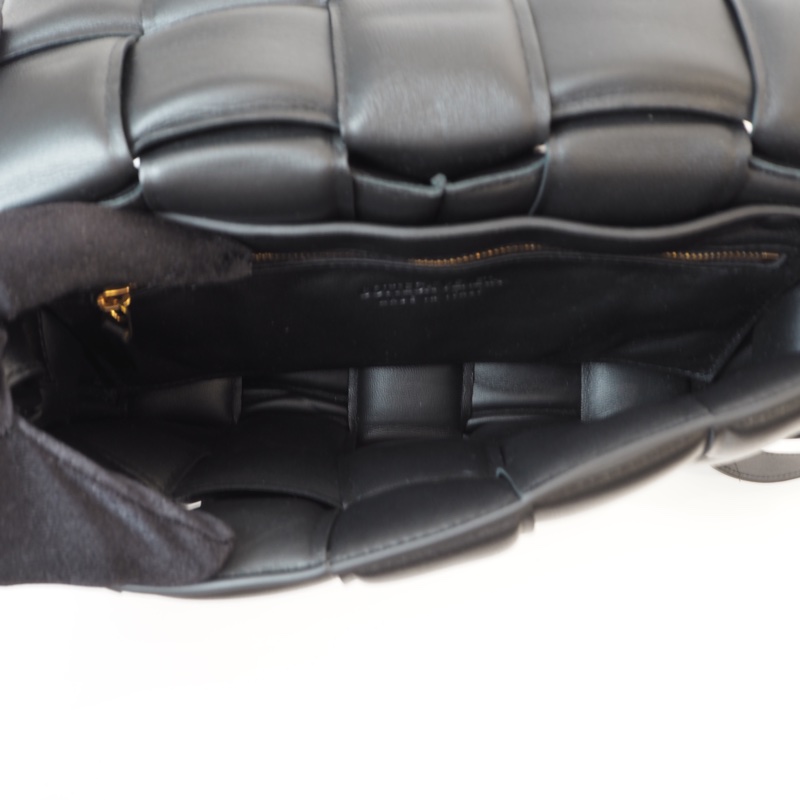 BV黑羊皮Casselle15格大編織枕頭包-16