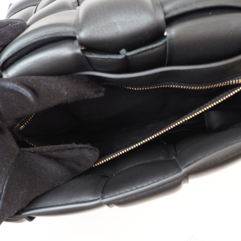 BV黑羊皮Casselle15格大編織枕頭包-17