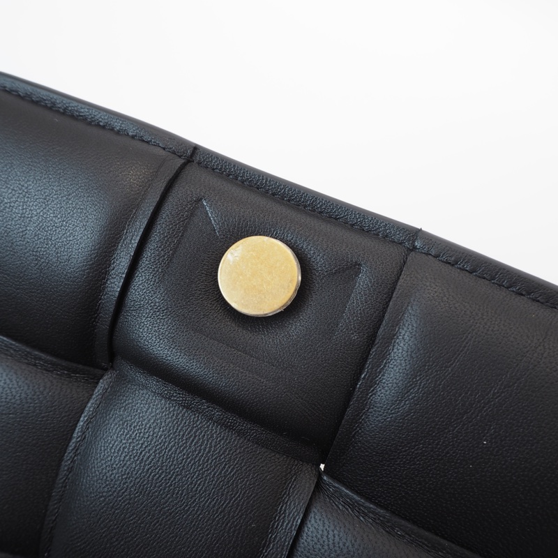 BV黑羊皮Casselle15格大編織枕頭包-18