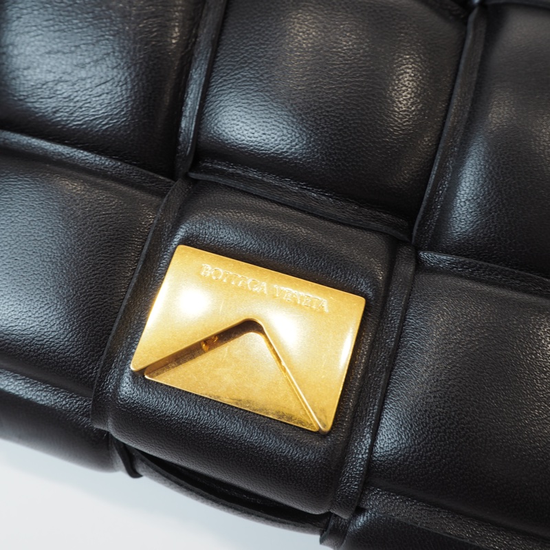 BV黑羊皮Casselle15格大編織枕頭包-19