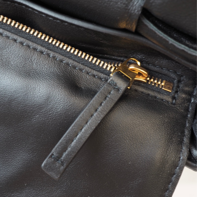 BV黑羊皮Casselle15格大編織枕頭包-20