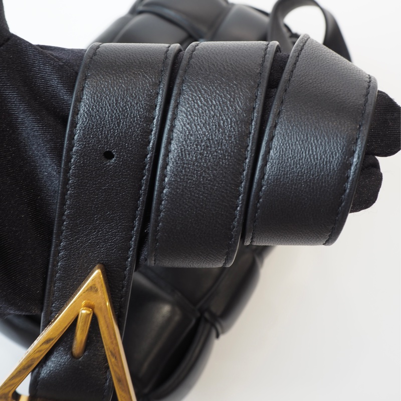 BV黑羊皮Casselle15格大編織枕頭包-21