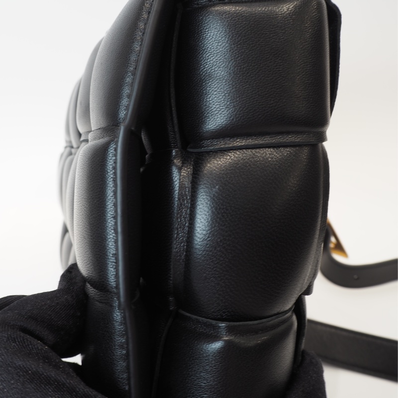 BV黑羊皮Casselle15格大編織枕頭包-22