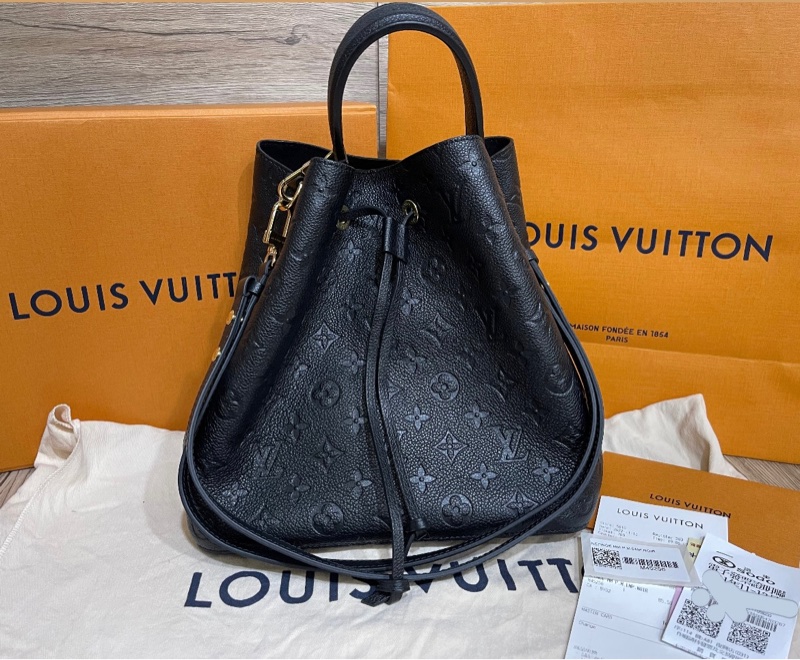 Lv牛皮黑色壓紋水桶包(M45256)台灣發票、明細都齊全-0