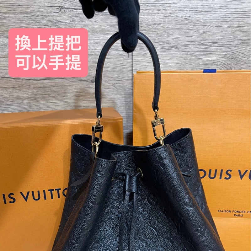 Lv牛皮黑色壓紋水桶包(M45256)台灣發票、明細都齊全-2