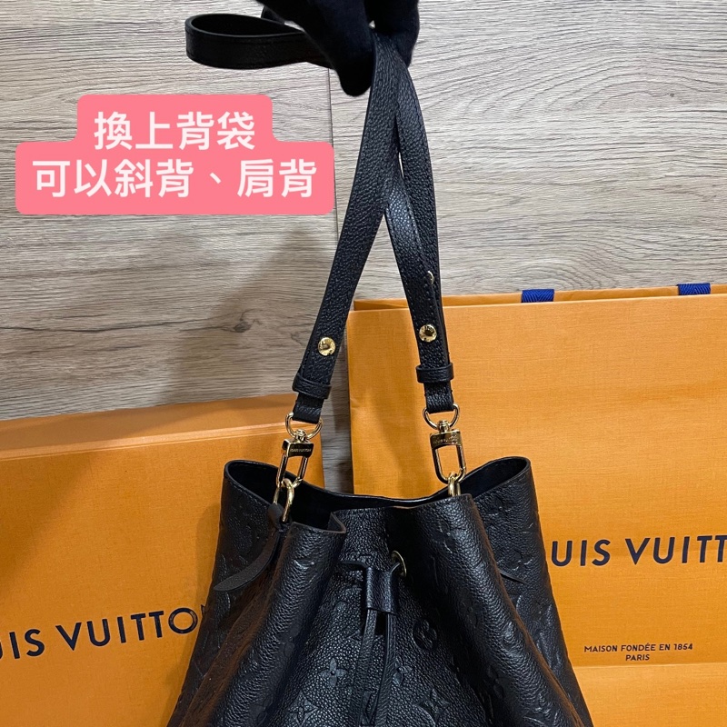 Lv牛皮黑色壓紋水桶包(M45256)台灣發票、明細都齊全-3