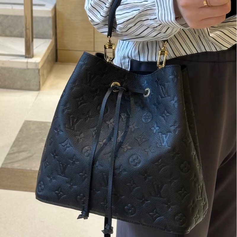 Lv牛皮黑色壓紋水桶包(M45256)台灣發票、明細都齊全-6