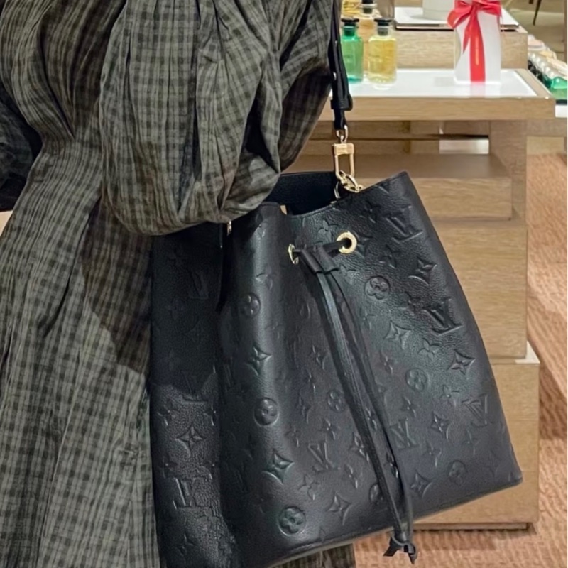 Lv牛皮黑色壓紋水桶包(M45256)台灣發票、明細都齊全-7