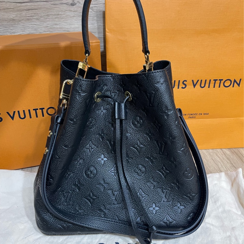 Lv牛皮黑色壓紋水桶包(M45256)台灣發票、明細都齊全-8