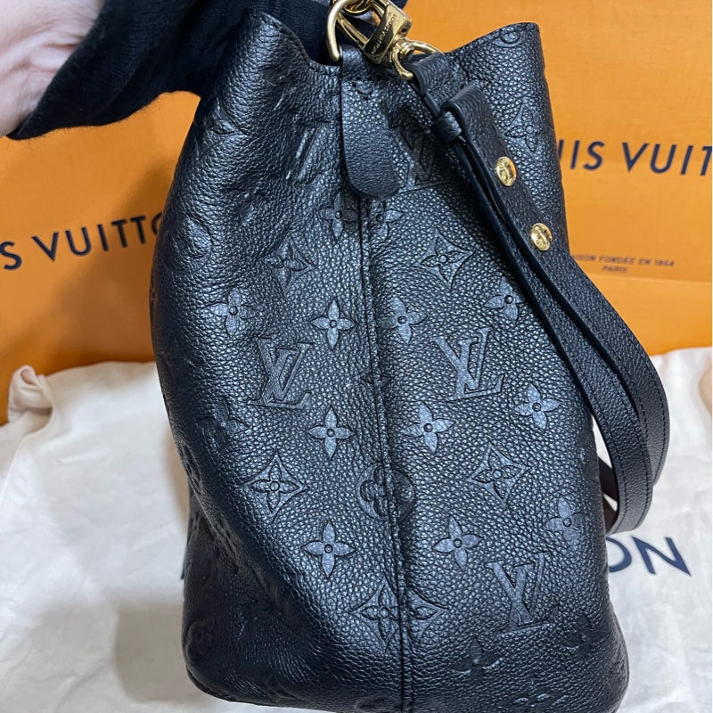 Lv牛皮黑色壓紋水桶包(M45256)台灣發票、明細都齊全-9