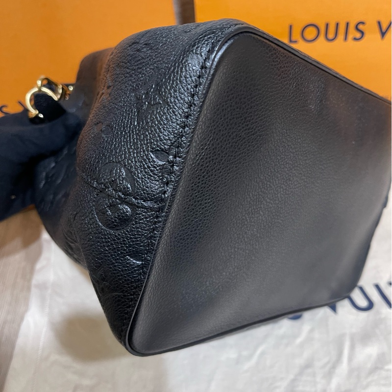 Lv牛皮黑色壓紋水桶包(M45256)台灣發票、明細都齊全-10