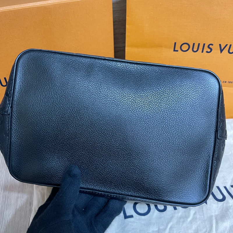 Lv牛皮黑色壓紋水桶包(M45256)台灣發票、明細都齊全-11