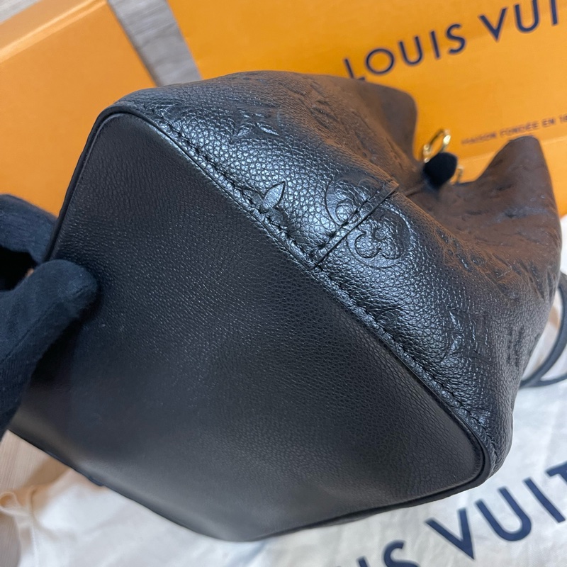 Lv牛皮黑色壓紋水桶包(M45256)台灣發票、明細都齊全-12
