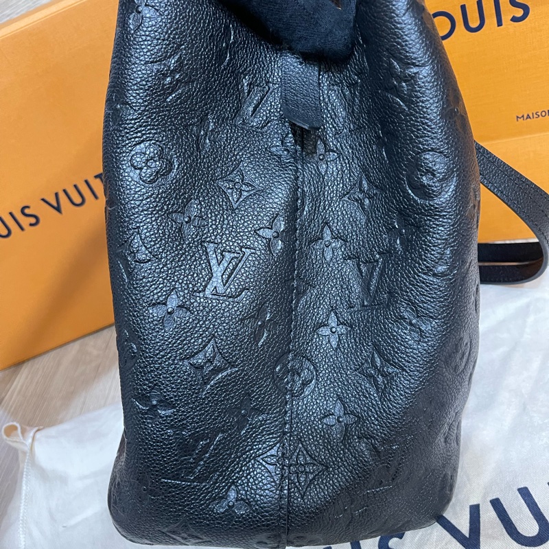 Lv牛皮黑色壓紋水桶包(M45256)台灣發票、明細都齊全-13