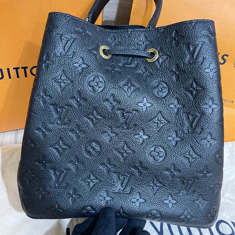 Lv牛皮黑色壓紋水桶包(M45256)台灣發票、明細都齊全-14