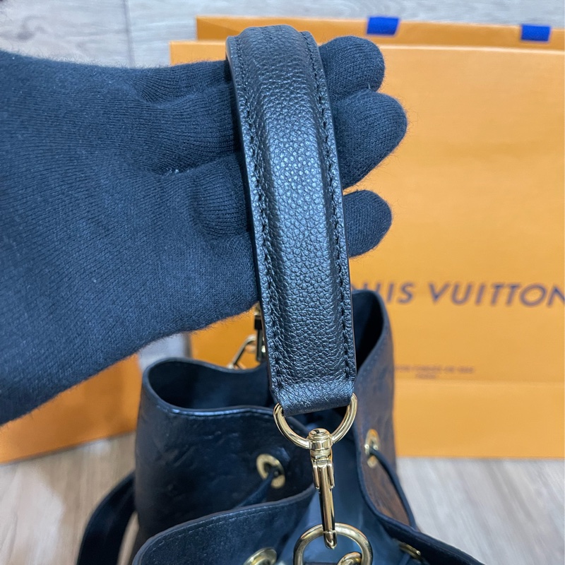 Lv牛皮黑色壓紋水桶包(M45256)台灣發票、明細都齊全-15