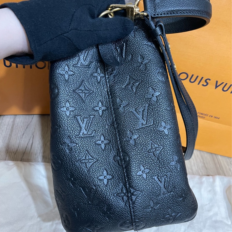 Lv牛皮黑色壓紋水桶包(M45256)台灣發票、明細都齊全-16