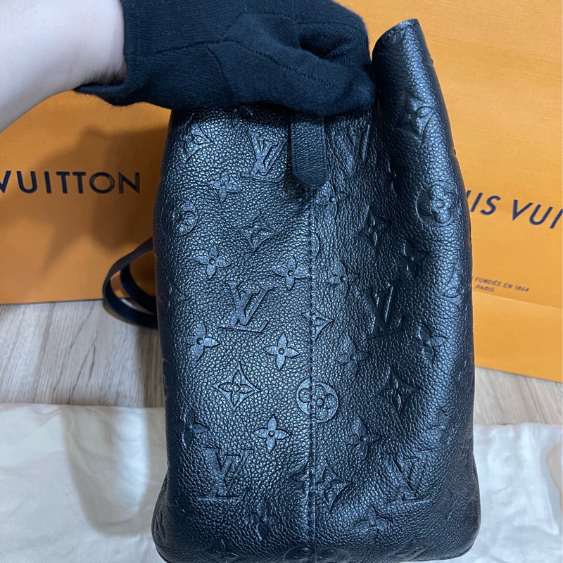 Lv牛皮黑色壓紋水桶包(M45256)台灣發票、明細都齊全-17