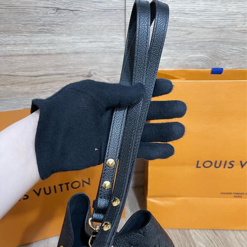 Lv牛皮黑色壓紋水桶包(M45256)台灣發票、明細都齊全-18