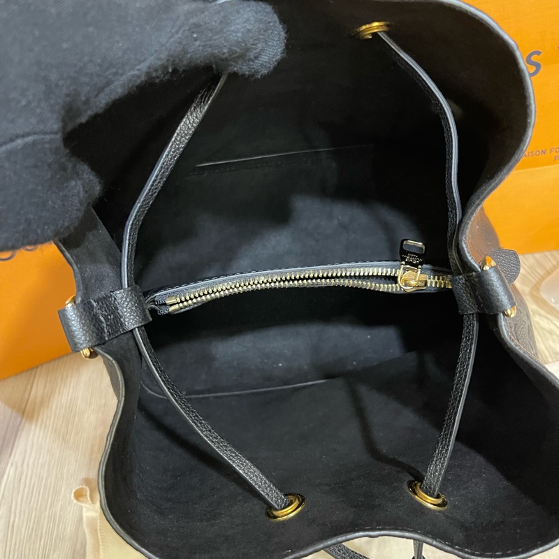 Lv牛皮黑色壓紋水桶包(M45256)台灣發票、明細都齊全-19