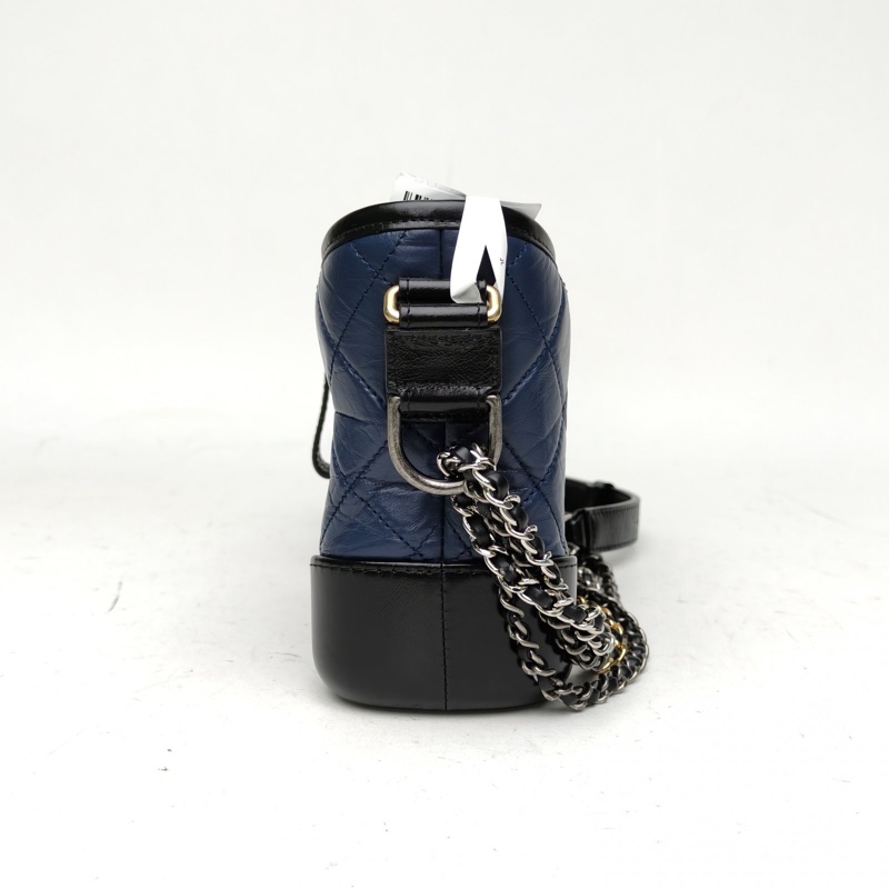 CHANEL GABRIELLE流浪小號藍色牛皮26開金銀扣黑底-1