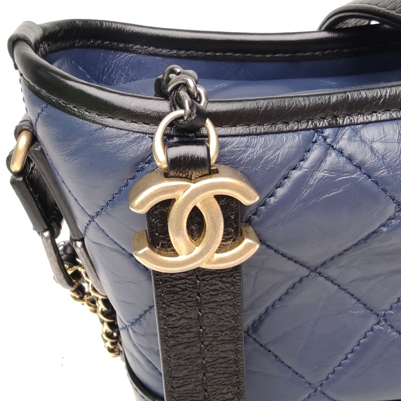 CHANEL GABRIELLE流浪小號藍色牛皮26開金銀扣黑底-4