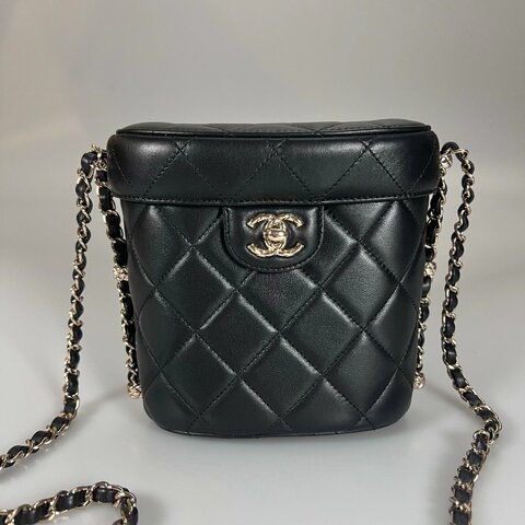 CHANEL 口蓋化妝包羊皮黑 晶片款