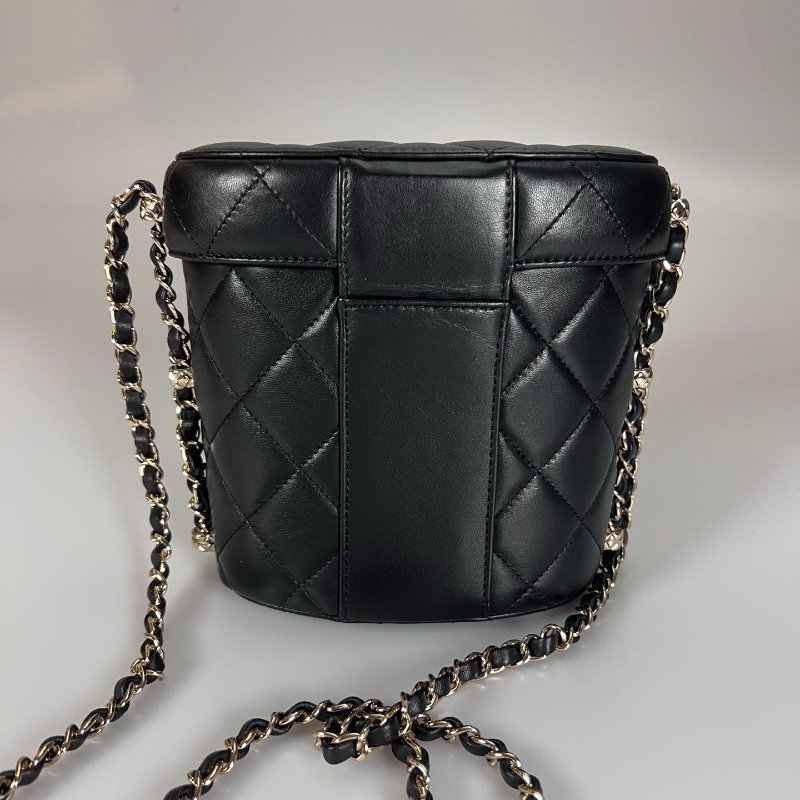 CHANEL 口蓋化妝包羊皮黑 晶片款-1