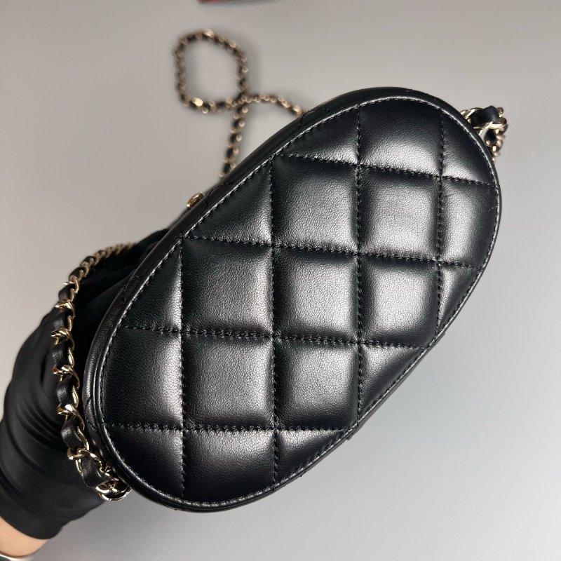 CHANEL 口蓋化妝包羊皮黑 晶片款-4