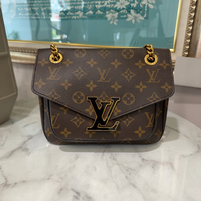 LV 原花Passy金釦下蓋肩斜背郵差包M45592-0
