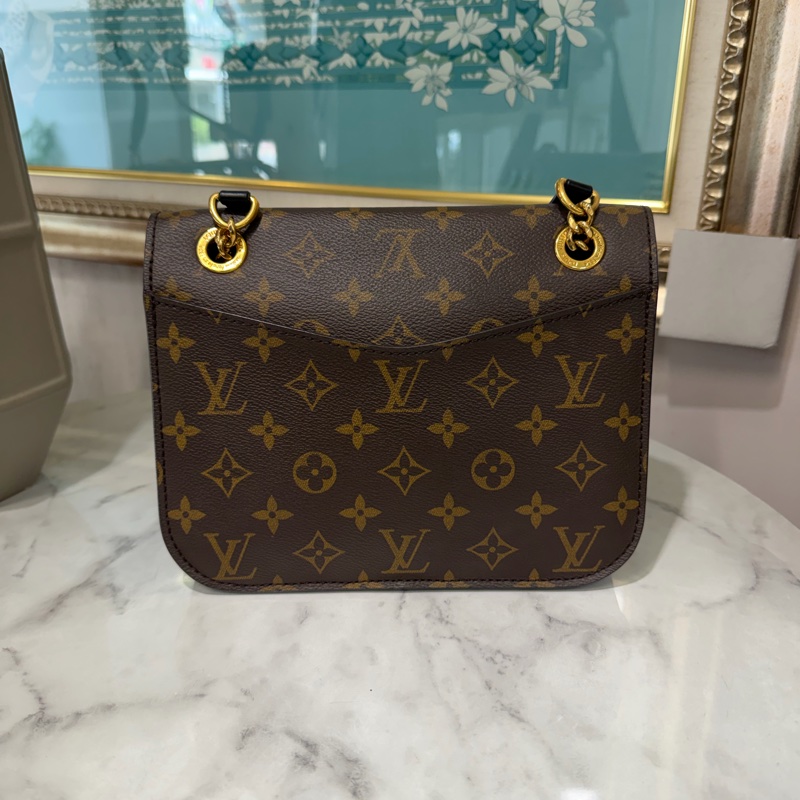 LV 原花Passy金釦下蓋肩斜背郵差包M45592-1