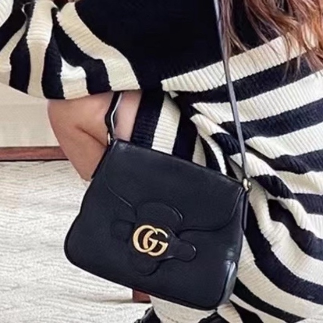 全網最低價🥹Gucci古馳黑金全皮雙G扣郵差包單肩斜挎包-4