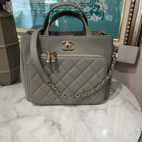 Chanel 淺灰荔枝牛皮菱格紋淡金釦前ㄇ拉口袋手提肩斜背包A93750