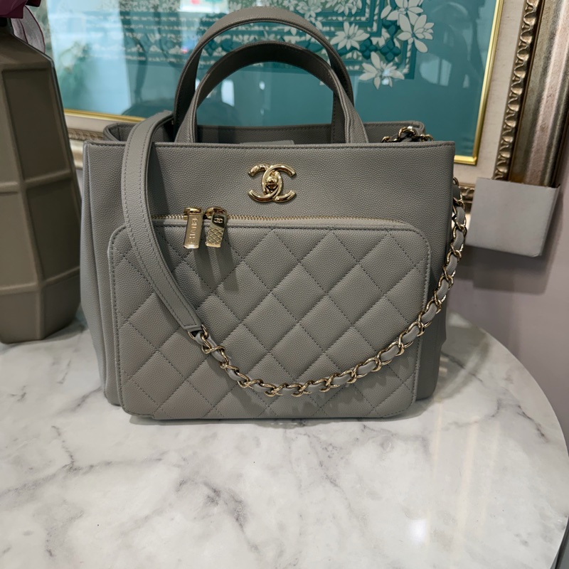 Chanel 淺灰荔枝牛皮菱格紋淡金釦前ㄇ拉口袋手提肩斜背包A93750-0